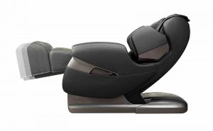 Massagestol Santé Hoshi 3D i svart färg, visad i profil med fotstödet utsträckt och ryggstödet i lutande position.