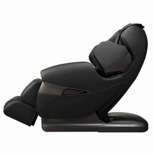 Massagestol Santé Hoshi 3D i svart färg, visad från en sidovinkel med tydliga konturer av ryggstödet, armstöden och fotstödet
