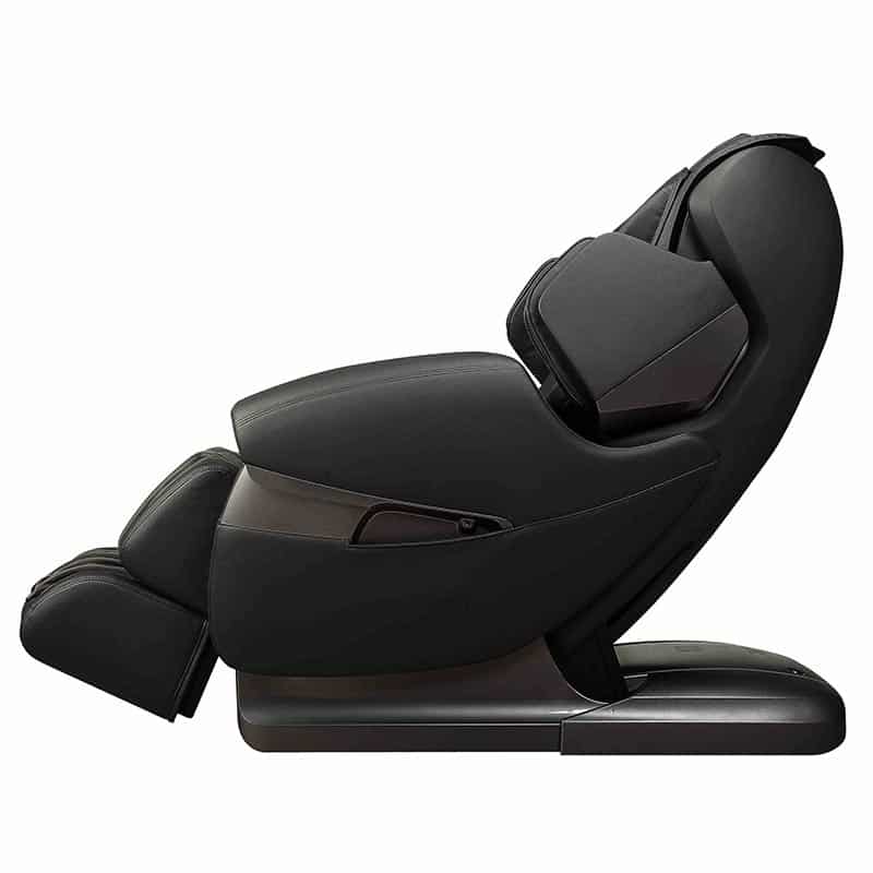 Massagestol Santé Hoshi 3D i svart färg, visad från en sidovinkel med tydliga konturer av ryggstödet, armstöden och fotstödet