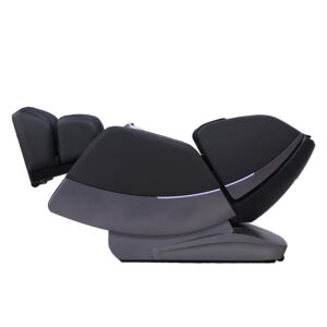 Svart Massagestol Santé Shiri 3D i ett delvis liggande läge med LED-ljusdetaljer och synliga fotstöd.